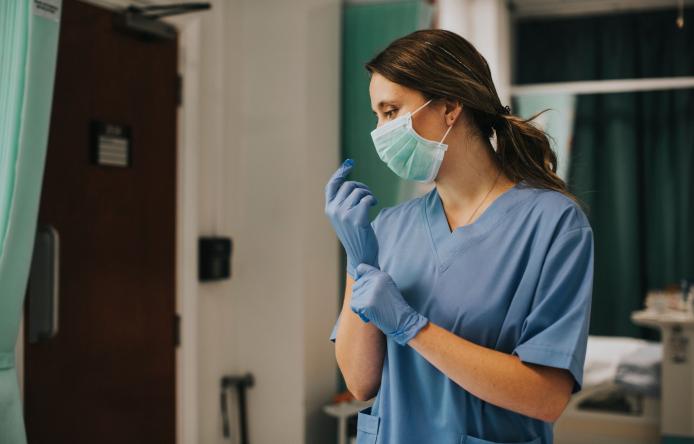 Infirmière dans un hôpital porte des gants et un masque