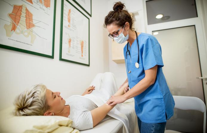 Infirmière avec une patiente