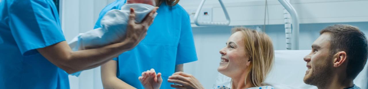 Sage-femme s'occupe d'une patiente après l'accouchement