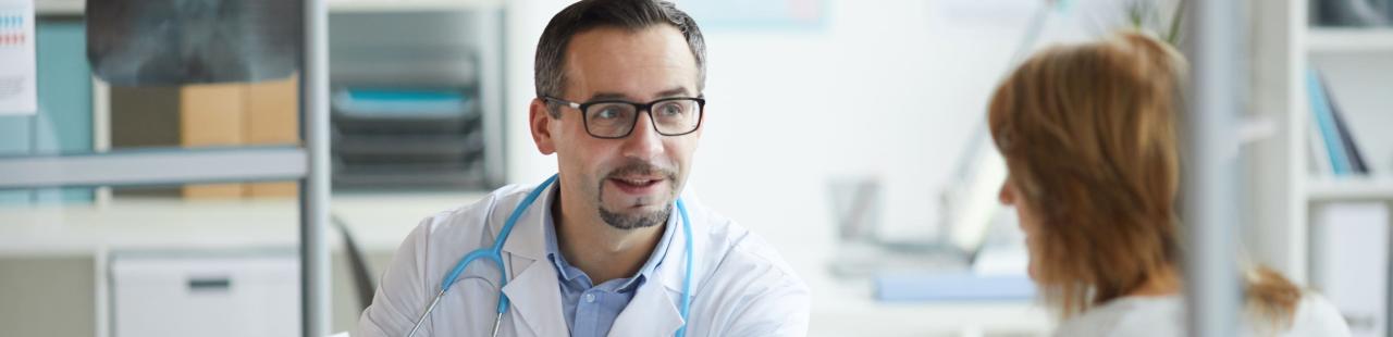 Médecin avec une patiente dans un cabinet médical