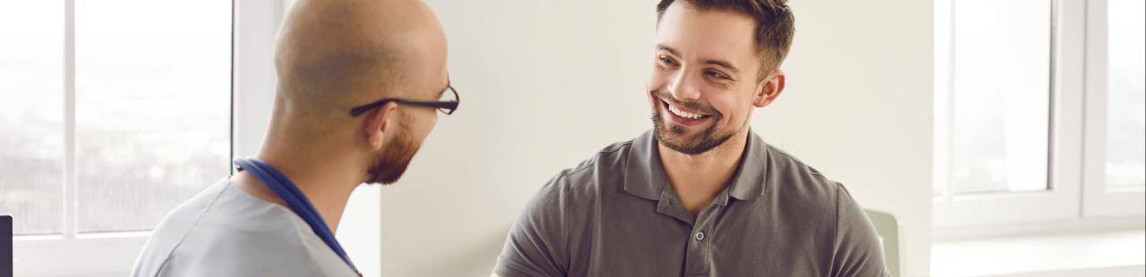 Médecin s'occupe de la santé d'un patient