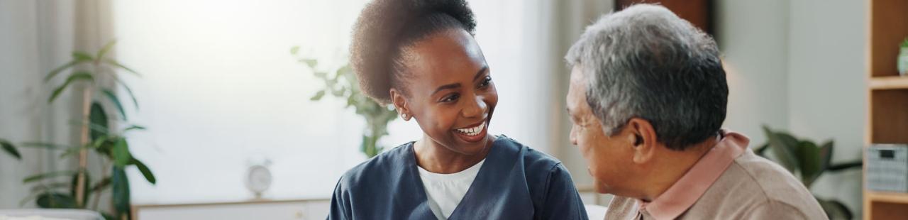 Aide-soignante avec un patient