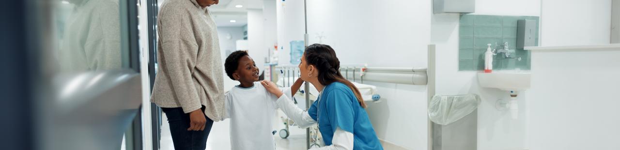 Infirmière puéricultrice s'occupe d'un enfant