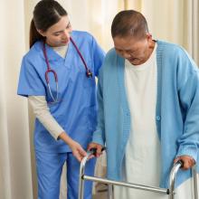 Aide-soignante aide une patiente à marcher