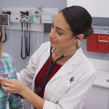 Médecin s'occupe d'une patiente