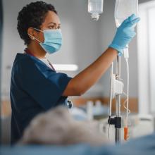 Infirmier IDE s'occupe d'un patient dans un hôpital