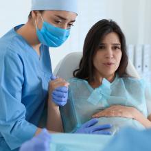 Sage-femme avec une patiente pendant un accouchement