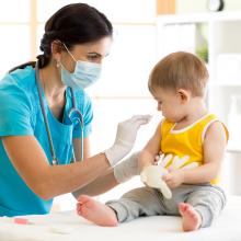 Infirmière puéricultrice s'occupe d'un enfant