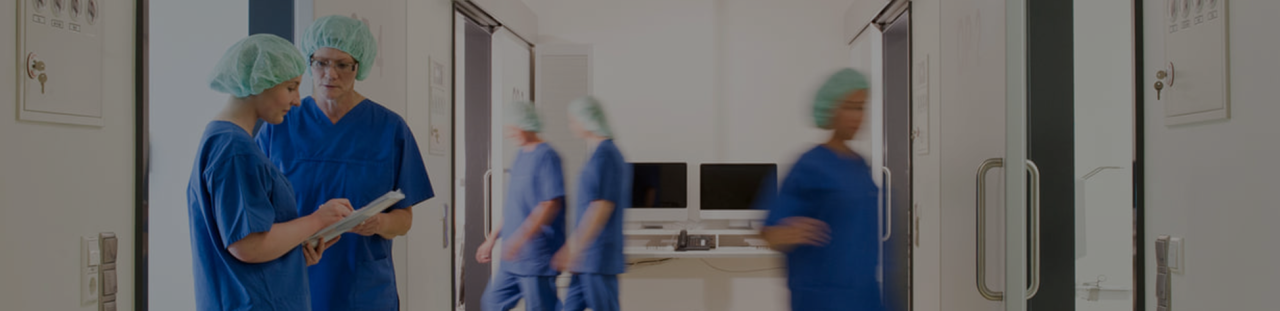 Couloir d'un hôpital avec le personnel médical qui travaille