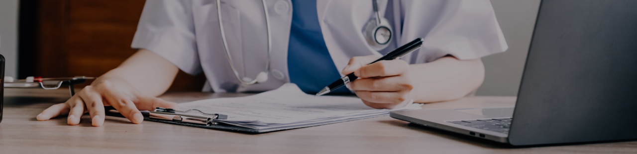Infirmière s'informe de l'actualité sur son ordinateur et écrit sur son cahier