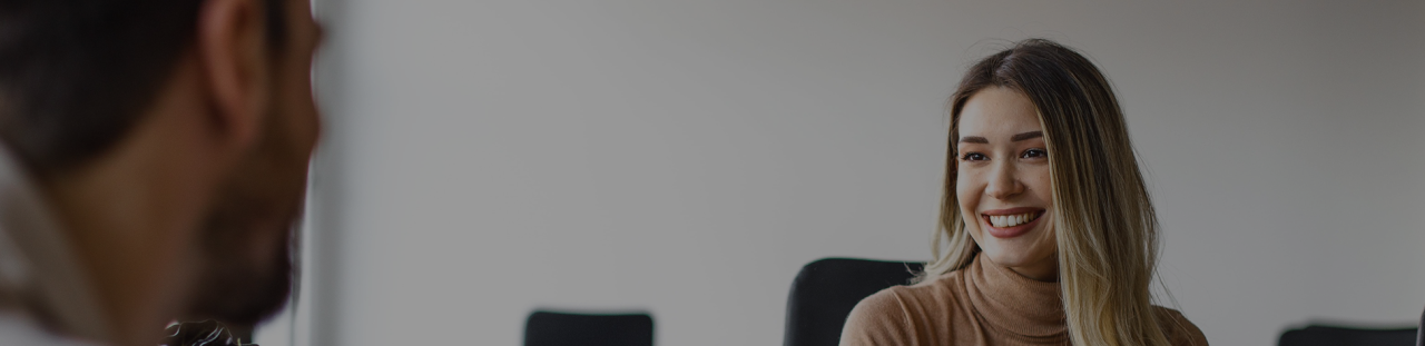 Entretien entre un recruteur et une candidate pour un poste en intérim