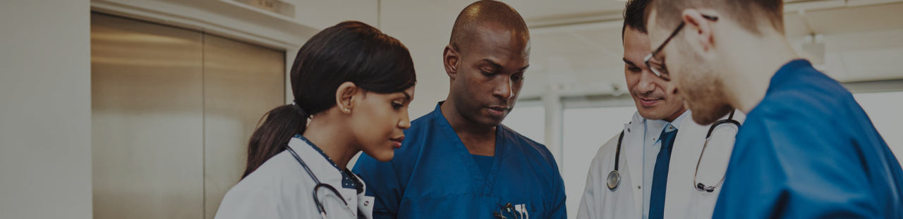 Personnel médical discute dans un hôpital