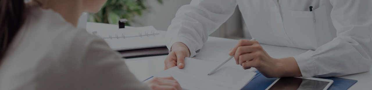 Infirmier discute avec un patient sur son bureau