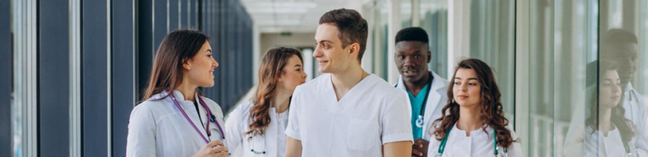 Infirmiers qui parlent dans les couloirs