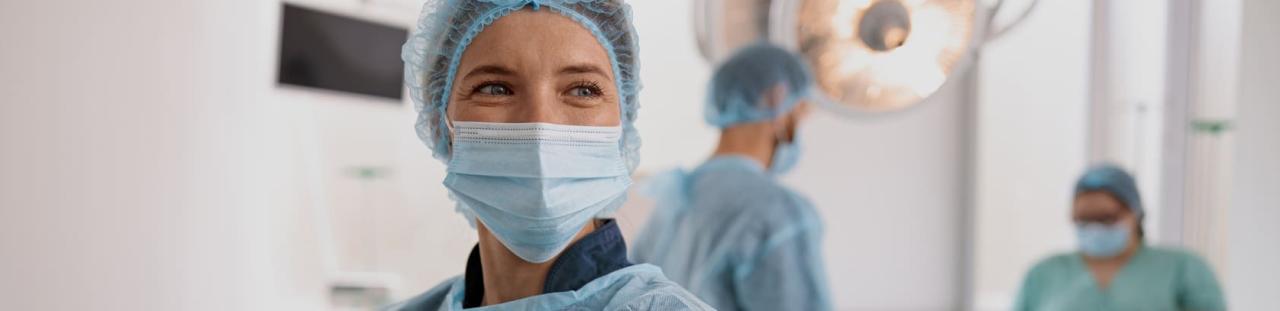 Professionnel de santé dans un bloc opératoire