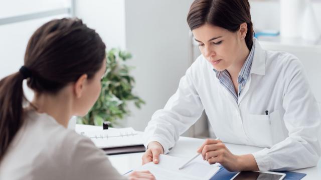 Médecin discute avec une patiente au sein de son cabinet