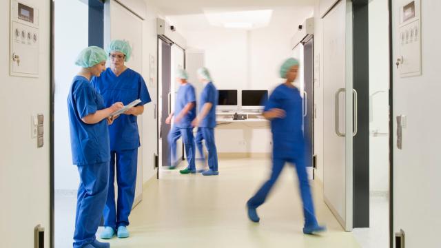 Couloir d'un hôpital avec le personnel médical qui travaille