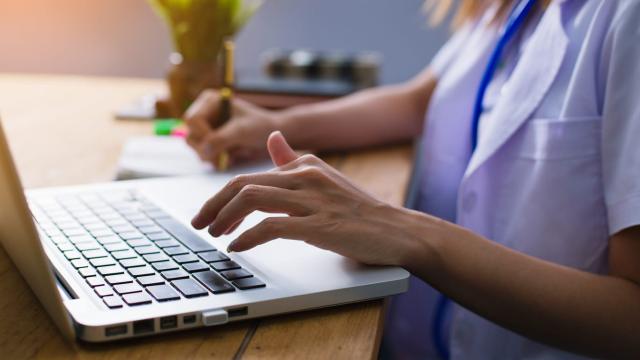 Infirmière travaille sur son ordinateur pour mettre à jour son CV