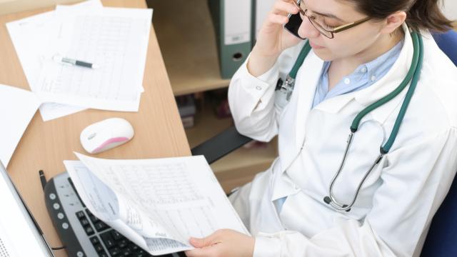 Personnel de Samsic Médical au téléphone avec un patient