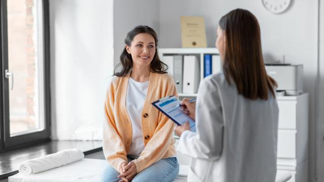 Infirmière discute santé au travail avec une patiente