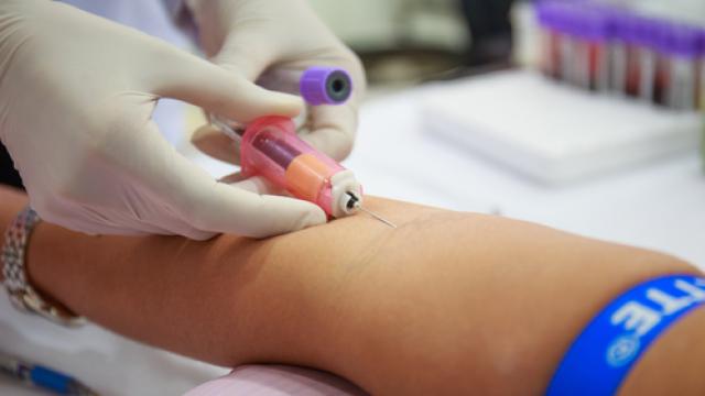 Piqure sur le bras d'un patient