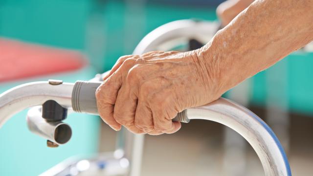 Personne âgée marche à l'aide d'un déambulateur