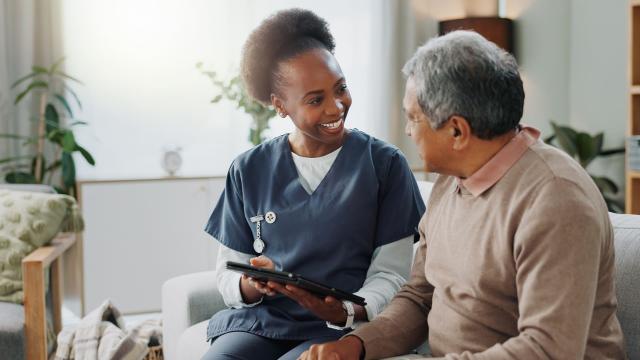 Aide-soignante avec un patient