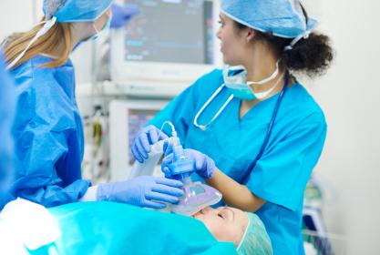 Infirmier anesthésiste travaille dans un bloc opératoire avec un patient allongé sur la table