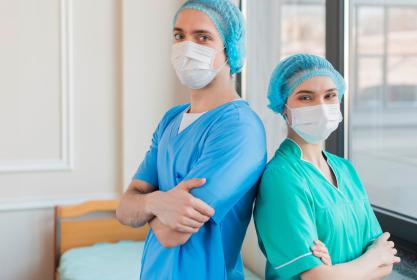 Deux infirmiers travaillant en intérim posent dos à dos 