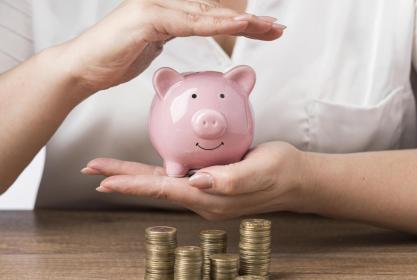 Infirmière tient une tirelire dans ses mains avec de la monnaie