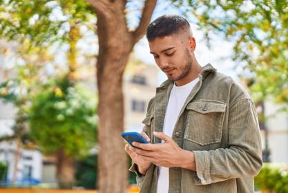 Salarié intérimaire utilise son smartphone