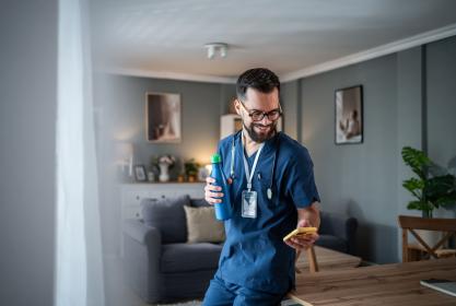 Soignant dans sa maison sur son portable