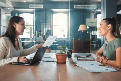 Entretien entre une chargée de recrutement et une salariée intérimaire