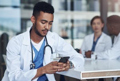Infirmier utilise son smartphone pendant une pause
