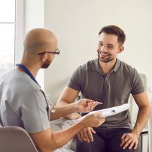 Médecin s'occupe de la santé d'un patient