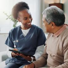 Aide-soignante avec un patient