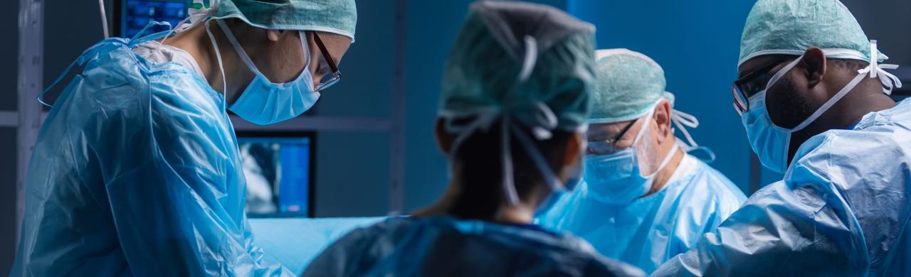 Infirmiers de bloc opératoire opère un patient allongé sur une table d'opération