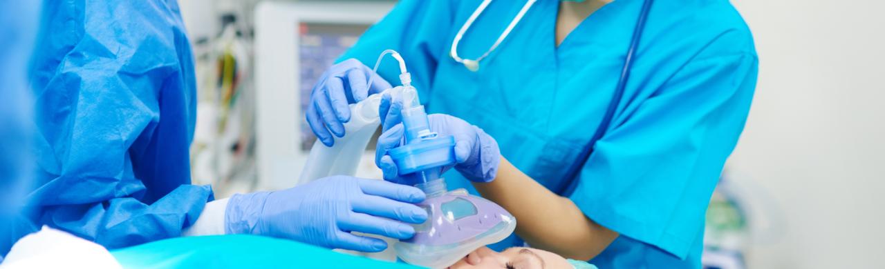Infirmière travaille dans un bloc opératoire
