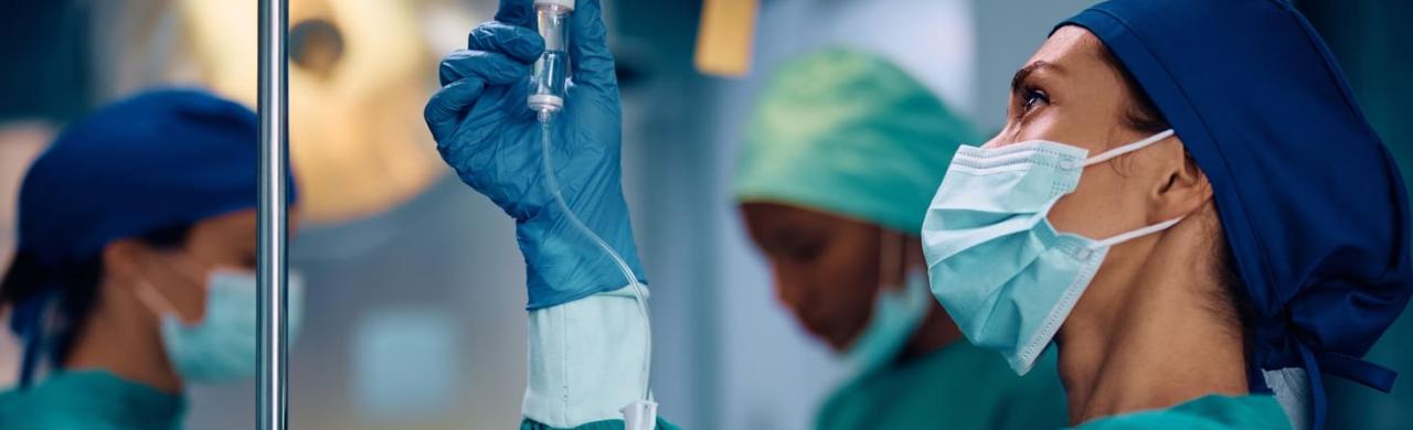 Infirmière travaille dans un bloc opératoire