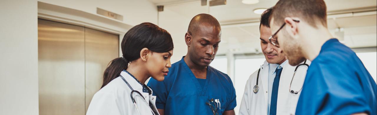 Professionnels de santé d'un établissement discutent entre eux d'un patient