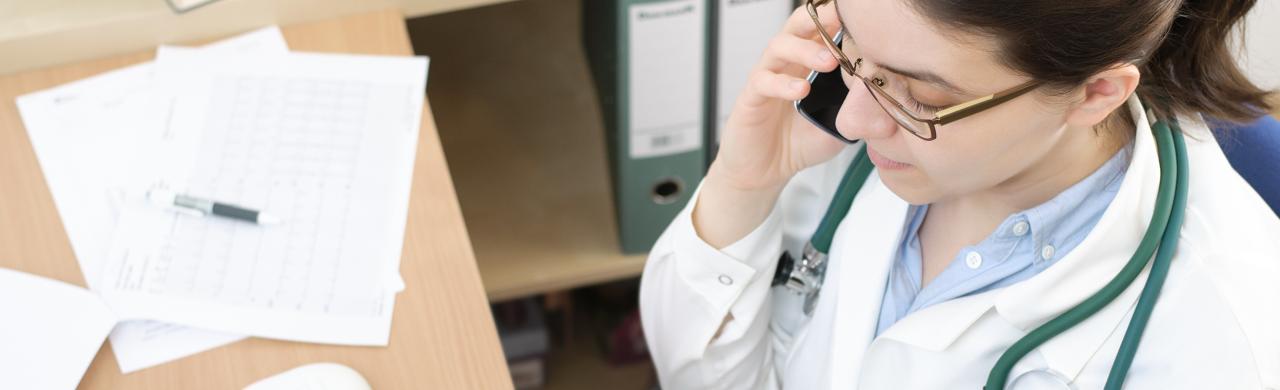 Infirmière au téléphone avec un patient