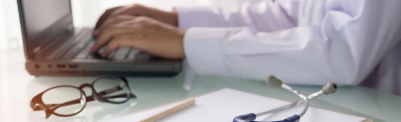 Infirmière travaille sur son ordinateur