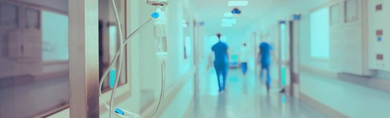 Couloir d'un hôpital avec des infirmiers qui travaillent