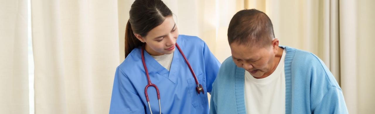 Aide-soignante aide une patiente âgée à marcher