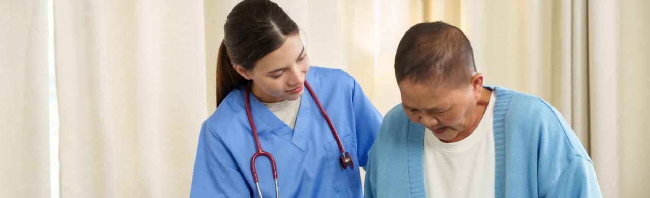 Aide-soignante aide une personne âgée