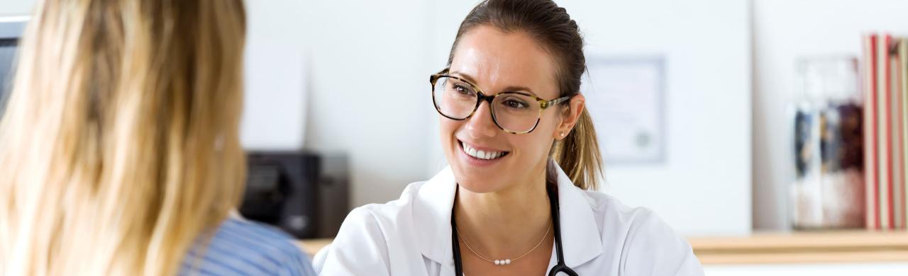 Docteur en consultation avec une patiente