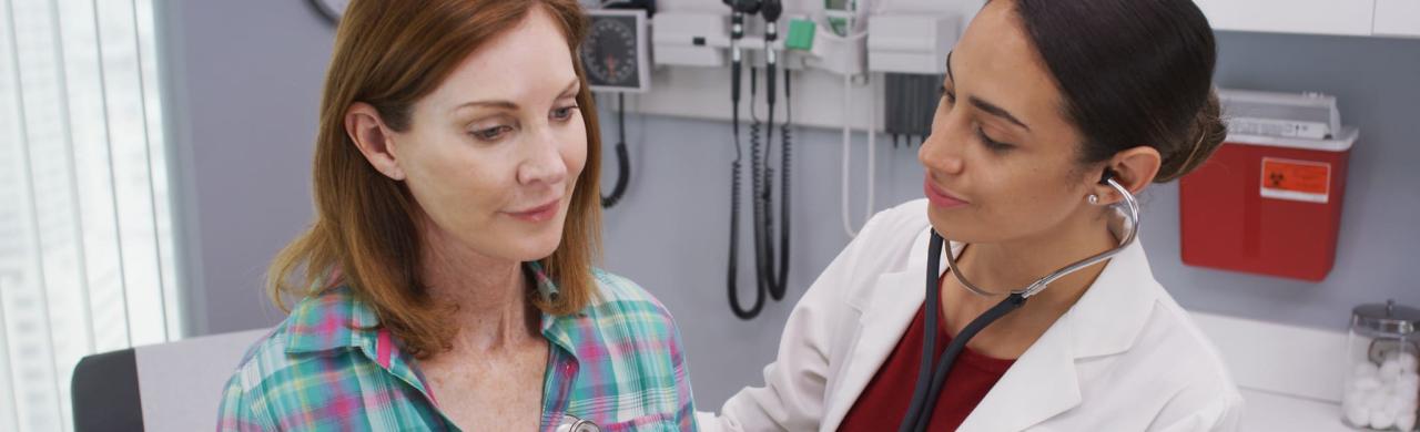 Médecin consulte une patiente avec un stéthoscope 