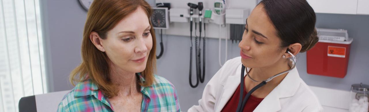 Docteur s'occupe d'une patiente