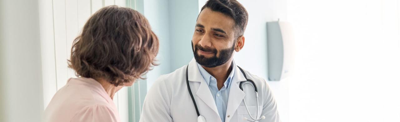 Docteur discute avec une patiente