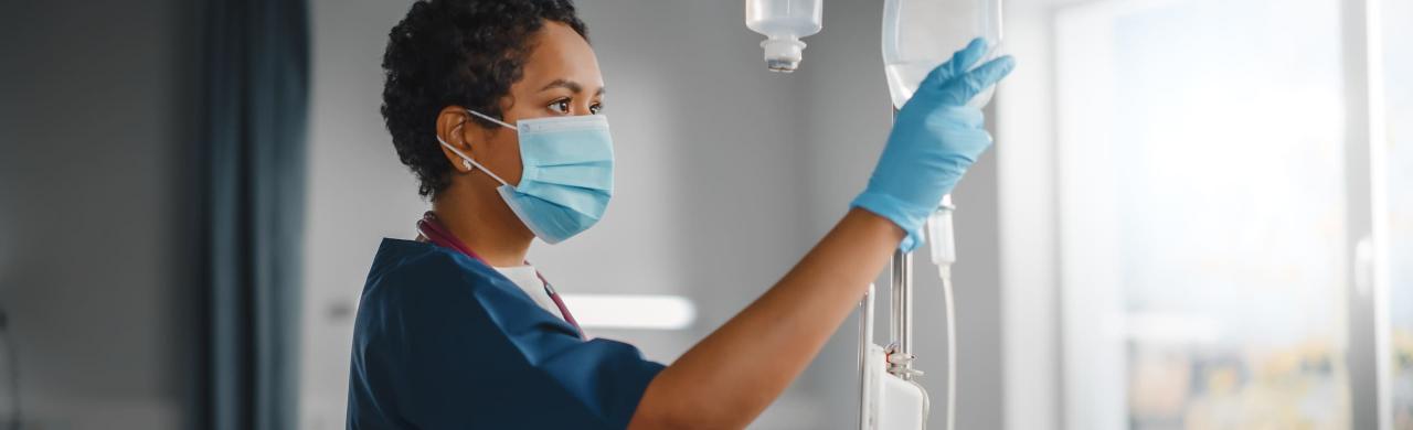 Infirmier IDE s'occupe d'un patient dans un hôpital